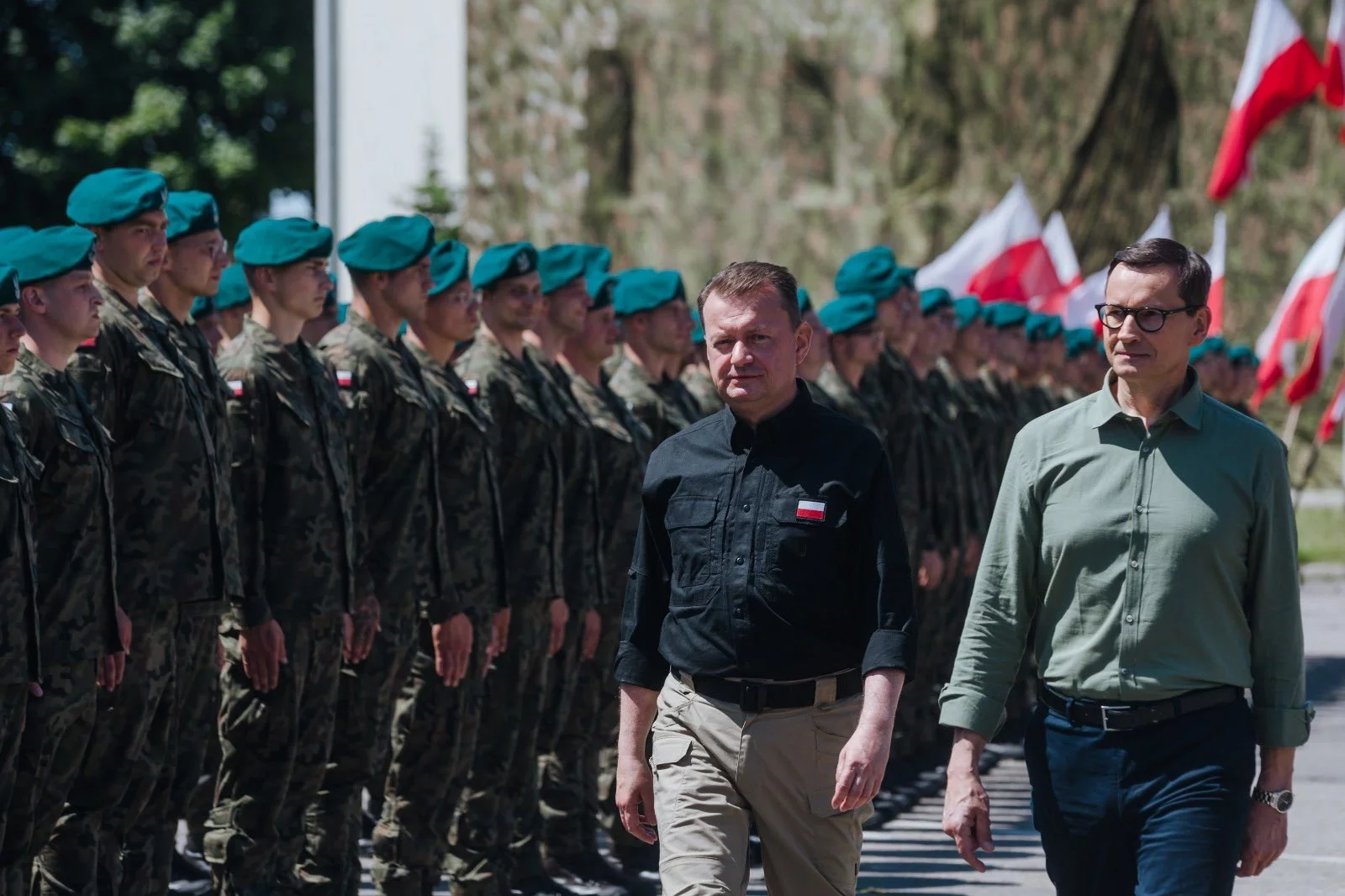 Mariusz Błaszczak i Mateusz Morawiecki w towarzystwie żołnierzy