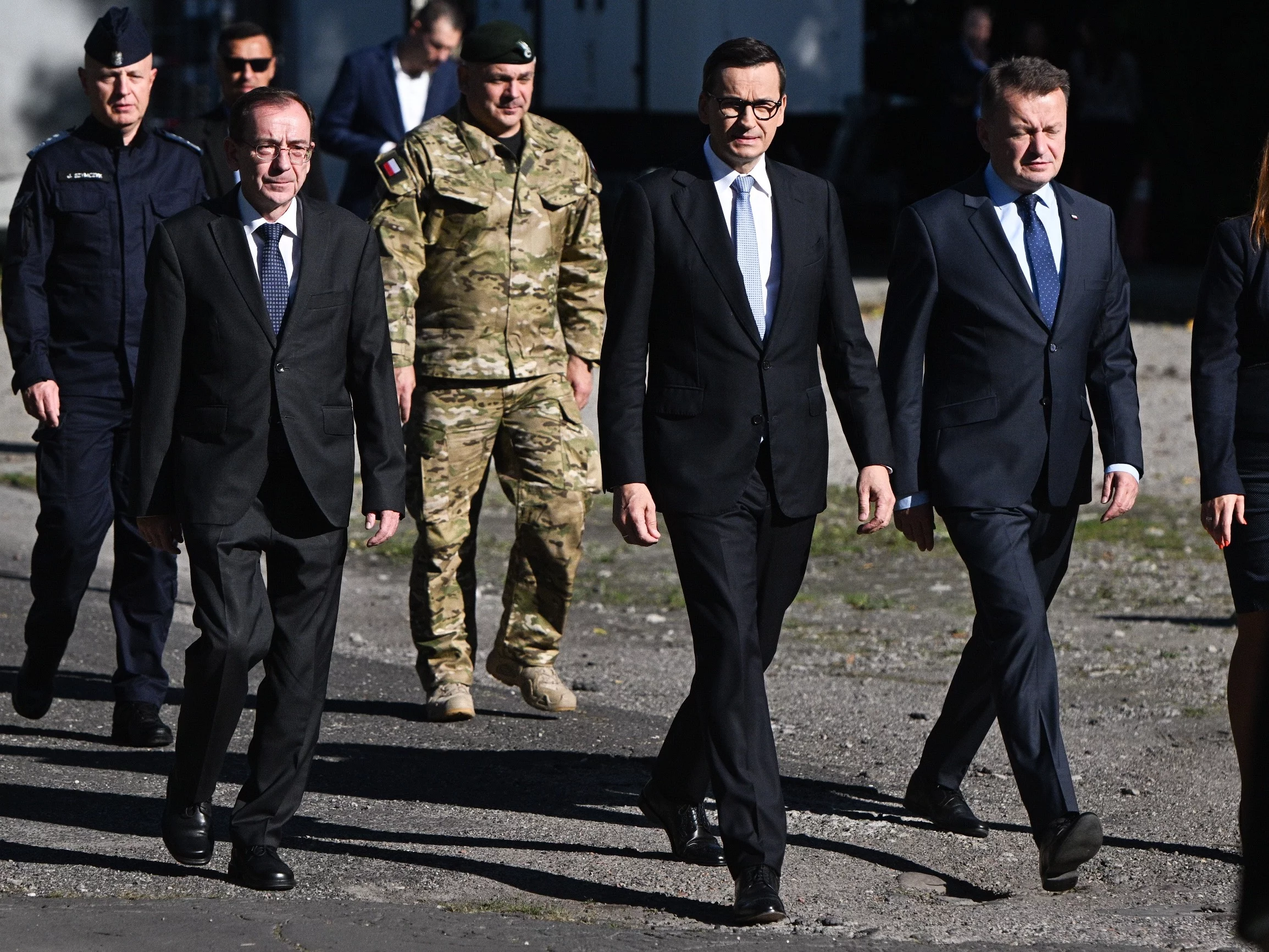 Premier Mateusz Morawiecki, minister obrony narodowej Mariusz Błaszczak oraz minister spraw wewnętrznych i administracji Mariusz Kamiński w drodze na oświadczenie dla prasy w siedzibie MSWiA w Warszawie