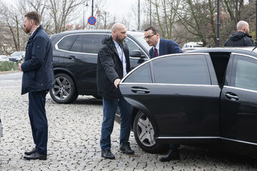 Premier Morawiecki wysiada z limuzyny SOP