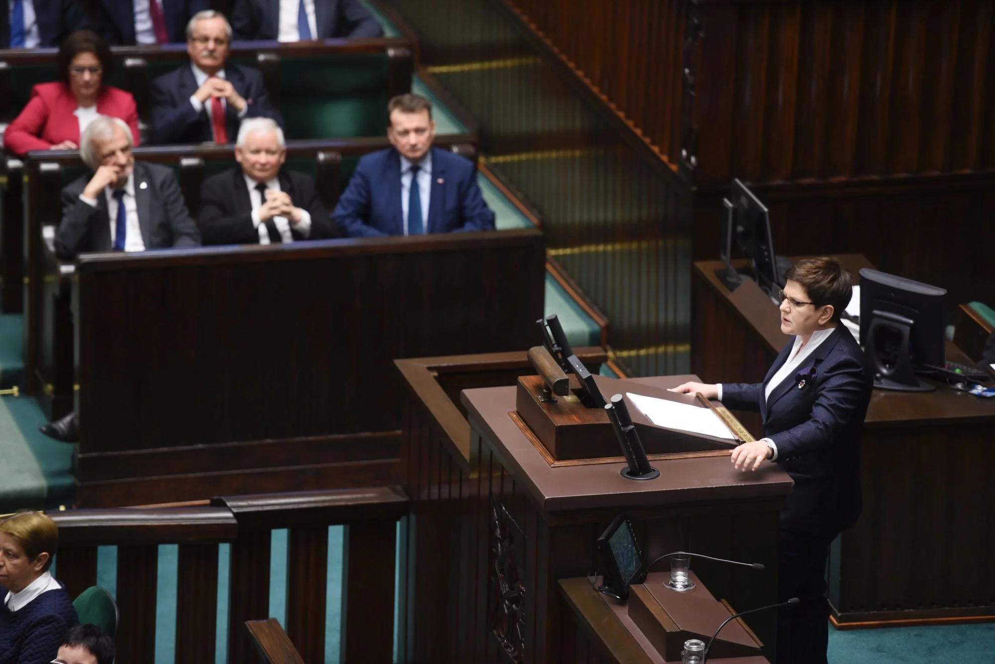 Beata Szydło w Sejmie, w tle politycy PiS z Jarosławem Kaczyńskim