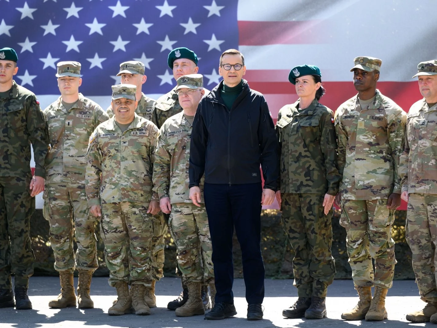 Premier Mateusz Morawiecki i dowódca Garnizonu płk. Jorge Fonseca podczas wizyty w amerykańskiej bazie wojskowej Camp Kościuszko w Poznaniu