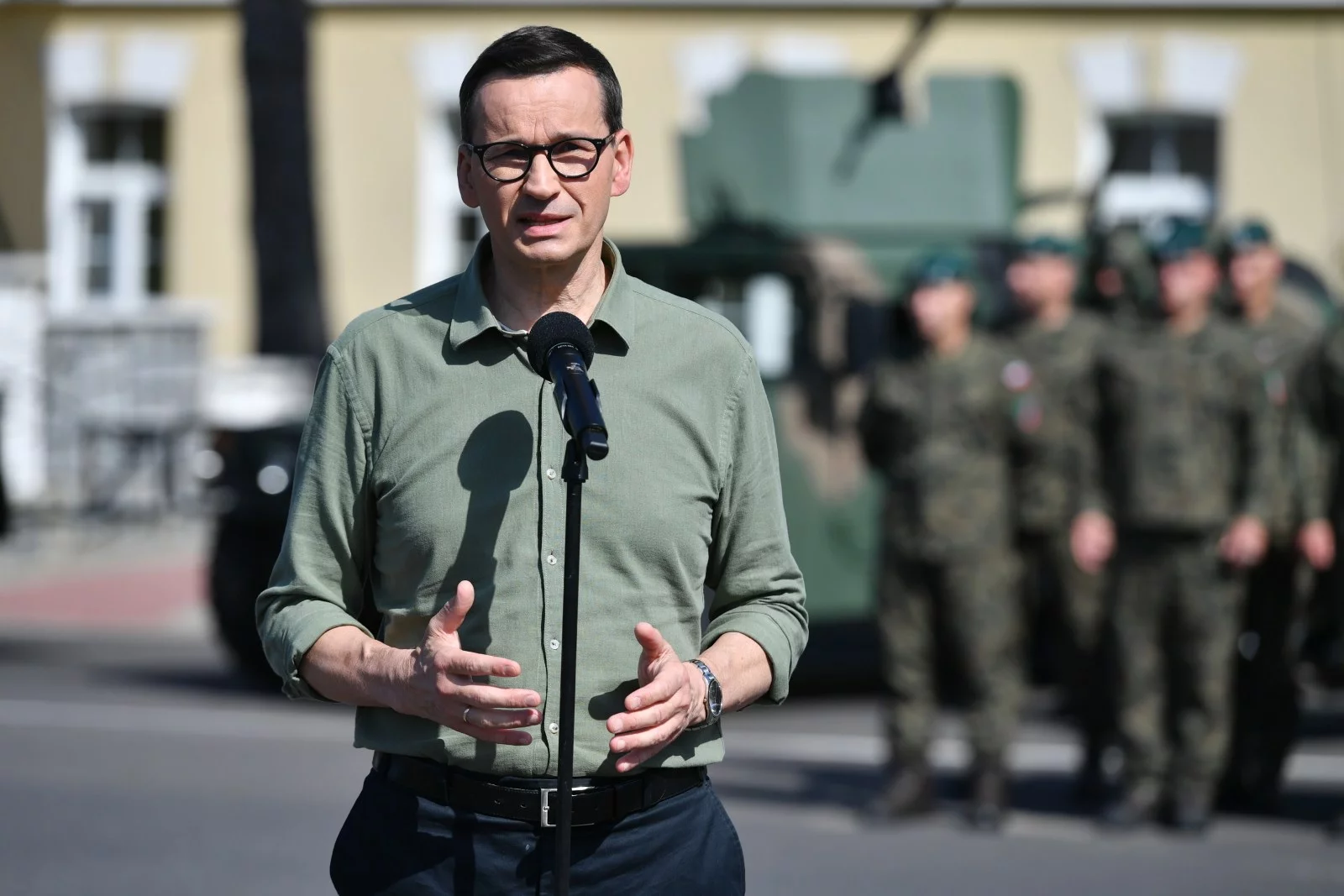 Premier Mateusz Morawiecki podczas wizyty w 2. Pułku Rozpoznawczym im. mjr. Henryka Dobrzańskiego „Hubala” w Hrubieszowie