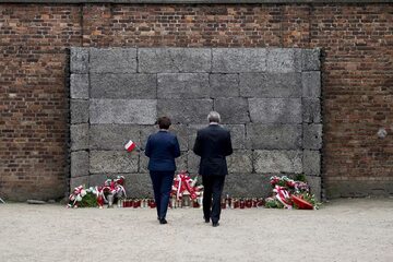 Premier Szydło i wicepremier Gliński przed ścianą obozu Auschwitz-Birkenau