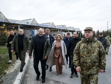 Premier Ukrainy Denys Szmyhal (drugi od lewej) na polsko-ukraińskim przejściu granicznym Korczowa-Krakowiec