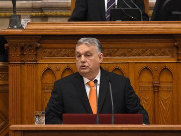 Premier Węgier Victor Orban przemawiający przed parlamentem