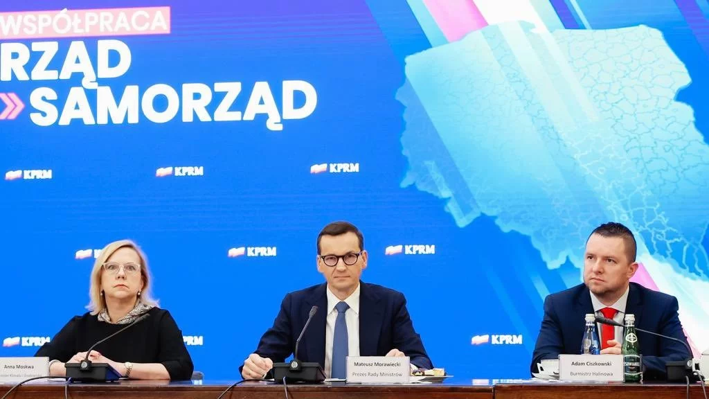 Minister Anna Moskwa i premier Mateusz Morawiecki na spotkaniu z samorządowcami