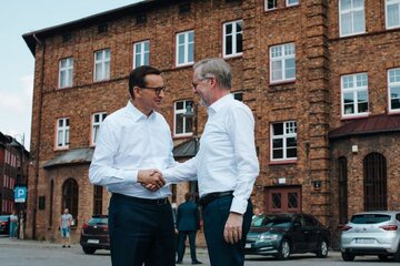 Premierzy Mateusz Morawiecki i Petr Fiala na terenie zabytkowego osiedla górniczego w Katowicach