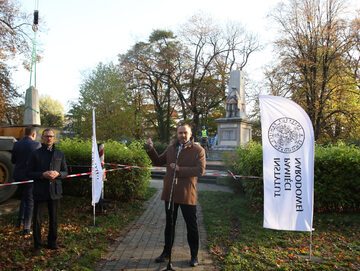 Prezes IPN Karol Nawrocki podczas demontażu pomnika poświęconego Armii Czerwonej w Głubczycach
