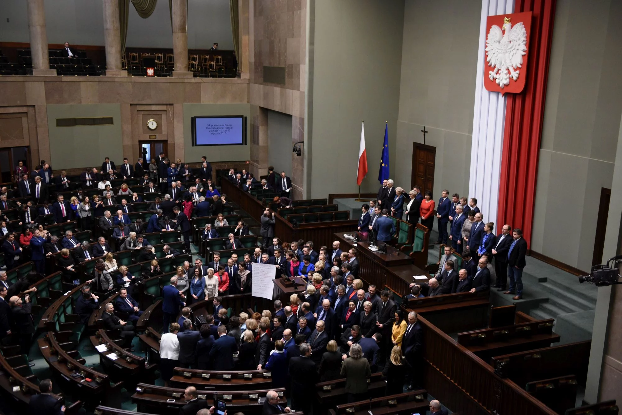 Posłowie opozycji w trakcie protestu 16 grudnia