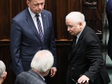 Prezes PiS Jarosław Kaczyński i szef klubu PiS Mariusz Błaszczak na sali obrad Sejmu w Warszawie