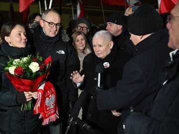 Prezes PiS Jarosław Kaczyński oraz żona Mariusza Kamińskiego Barbara Kamińska (z lewej) podczas manifestacji przed Aresztem Śledczym w Radomiu
