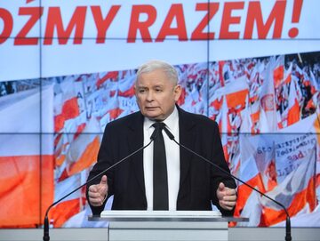 Prezes PiS Jarosław Kaczyński podczas oświadczenia prasowego w siedzibie Prawa i Sprawiedliwości przy ul. Nowogrodzkiej w Warszawie