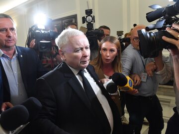 Prezes PiS Jarosław Kaczyński w drodze na posiedzenie Sejmu w Warszawie