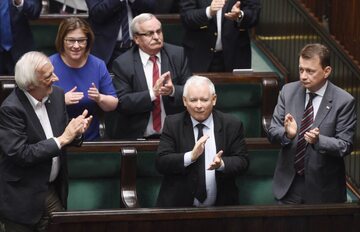 Prezes PiS Jarosław Kaczyński w otoczeniu polityków ze swojej partii