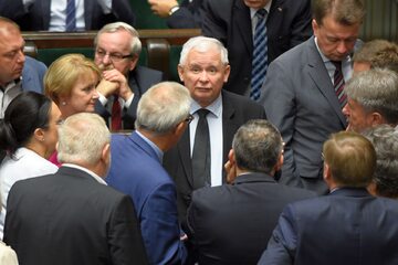 Prezes PiS Jarosław Kaczyński w otoczeniu posłów tej partii