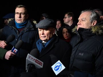 Prezes PiS Jarosław Kaczyński w środku oraz posłowie PiS Piotr Gliński (z prawej) i Maciej Małecki (z lewej) przed Aresztem Śledczym Warszawa-Grochów
