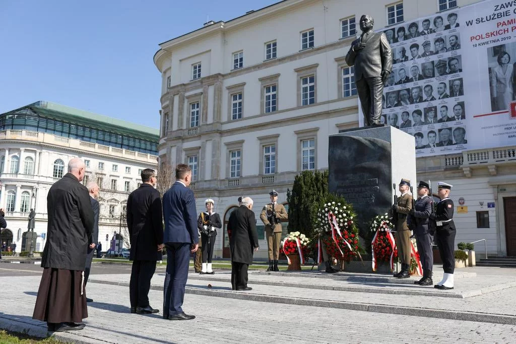 Prezes PiS przed pomnikiem Lecha Kaczyńskiego w Warszawie