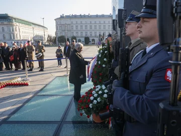 Prezes Prawa i Sprawiedliwości Jarosław Kaczyński złożył kwiaty pod pomnikiem Ofiar Tragedii Smoleńskiej na pl. Piłsudskiego w Warszawie