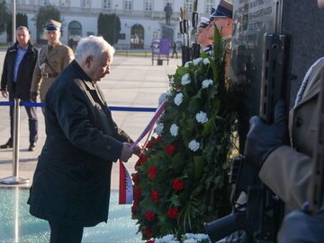 Prezes Prawa i Sprawiedliwości Jarosław Kaczyński złożył kwiaty pod pomnikiem Ofiar Tragedii Smoleńskiej na Pl. Piłsudskiego w Warszawie