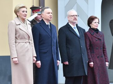 Prezydenci Andrzej Duda i Egils Levits wraz z małżonkami