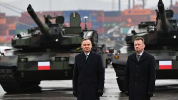 Prezydent Andrzej Duda i minister obrony narodowej Mariusz Błaszczak podczas odbioru pierwszych koreańskich czołgów K2 oraz haubic K9