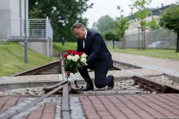 Prezydent Andrzej Duda oddał hołd pierwszym więźniom przywiezionym do KL Auschwitz
