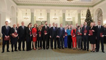 Prezydent Andrzej Duda oraz premier Donald Tusk na wspólnym zdjęciu z nowo powołanymi członkami rządu