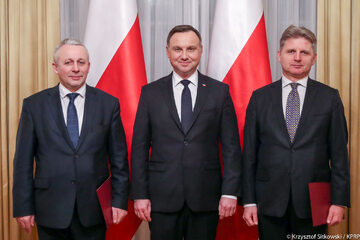 Prezydent Andrzej Duda oraz Zdzisław Sokal (po lewej) i Cezary Kochalski (po prawej)