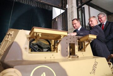 Prezydent Andrzej Duda podczas ceremonii przekazania pojazdu "Dingo"