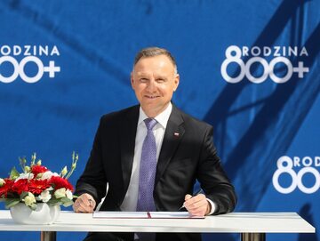 Prezydent Andrzej Duda podczas podpisu nowelizacji ustawy podwyższającą świadczenie 500 plus do 800 zł