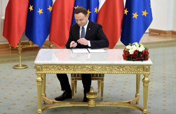 Prezydent Andrzej Duda podczas podpisywania jednej z ustaw (zdj. ilustracyjne)