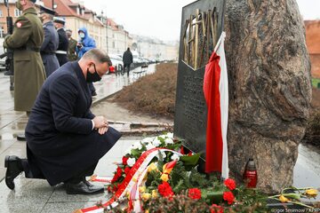 Prezydent Andrzej Duda przed Pomnikiem Katyńskim w Warszawie