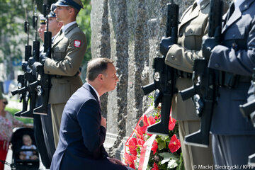 Prezydent Andrzej Duda przed Pomnikiem Ofiar Rzezi Woli