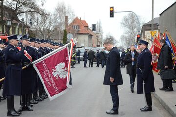 Prezydent Andrzej Duda przed zakładem karnym w Rawiczu w przededniu Dnia Pamięci Żołnierzy Wyklętych