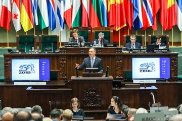 Prezydent Andrzej Duda przemawia na posiedzeniu Zgromadzenia Parlamentarnego NATO.