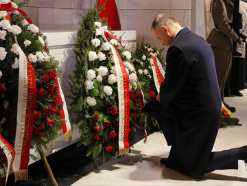 Prezydent Andrzej Duda składa kwiaty przy grobie ostatniego prezydenta na uchodźstwie Ryszarda Kaczorowskiego