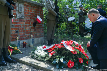 Prezydent Andrzej Duda składający wieniec na warszawskiej Woli