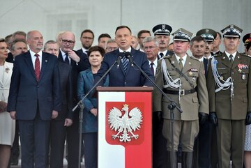 Prezydent Andrzej Duda w trakcie Święta Wojska Polskiego, z tyłu Marek Jakubiak i Piotr Zgorzelski