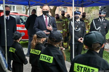 Prezydent Andrzej Duda wśród strażaków w Makowie Podhalańskim Dolnym