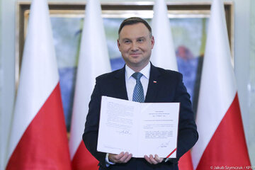 Prezydent Andrzej Duda z podpisaną nowelą ustawy