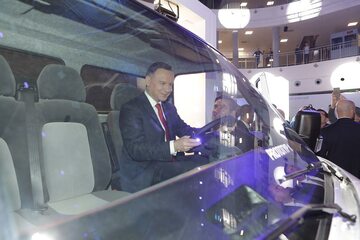 Prezydent Andrzej Duda za kierownicą ELVI