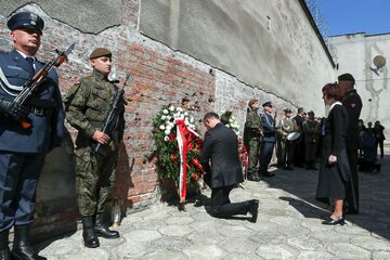 Prezydent Andrzej Duda złożył wieniec przy ścianie straceń na terenie dawnego Aresztu Śledczego Warszawa - Mokotów