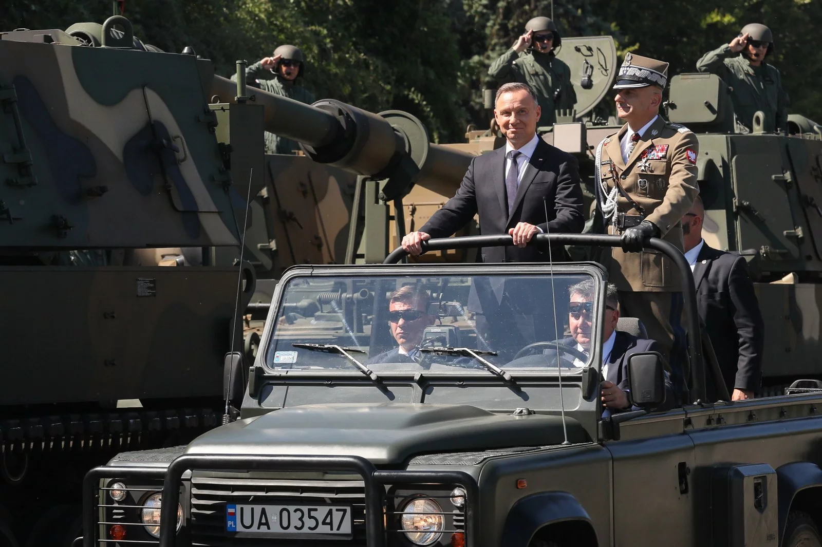 Prezydent RP Andrzej Duda i szef Sztabu Generalnego Wojska Polskiego gen. Rajmund Andrzejczak na defiladzie „Silna Biało-Czerwona” z okazji Święta Wojska Polskiego 2023