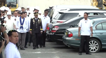 Prezydent Filipin przy samochodach z przemytu
