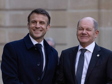Prezydent Francji Emmanuel Macron i Kanclerz Niemiec Olaf Scholz