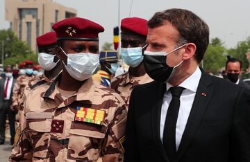 Prezydent Francji Emmanuel Macron z nowym przywódcą Czadu Mahamatem Déby Itno w czasie pogrzebu zabitego prezydenta Idrissa Deby’ego