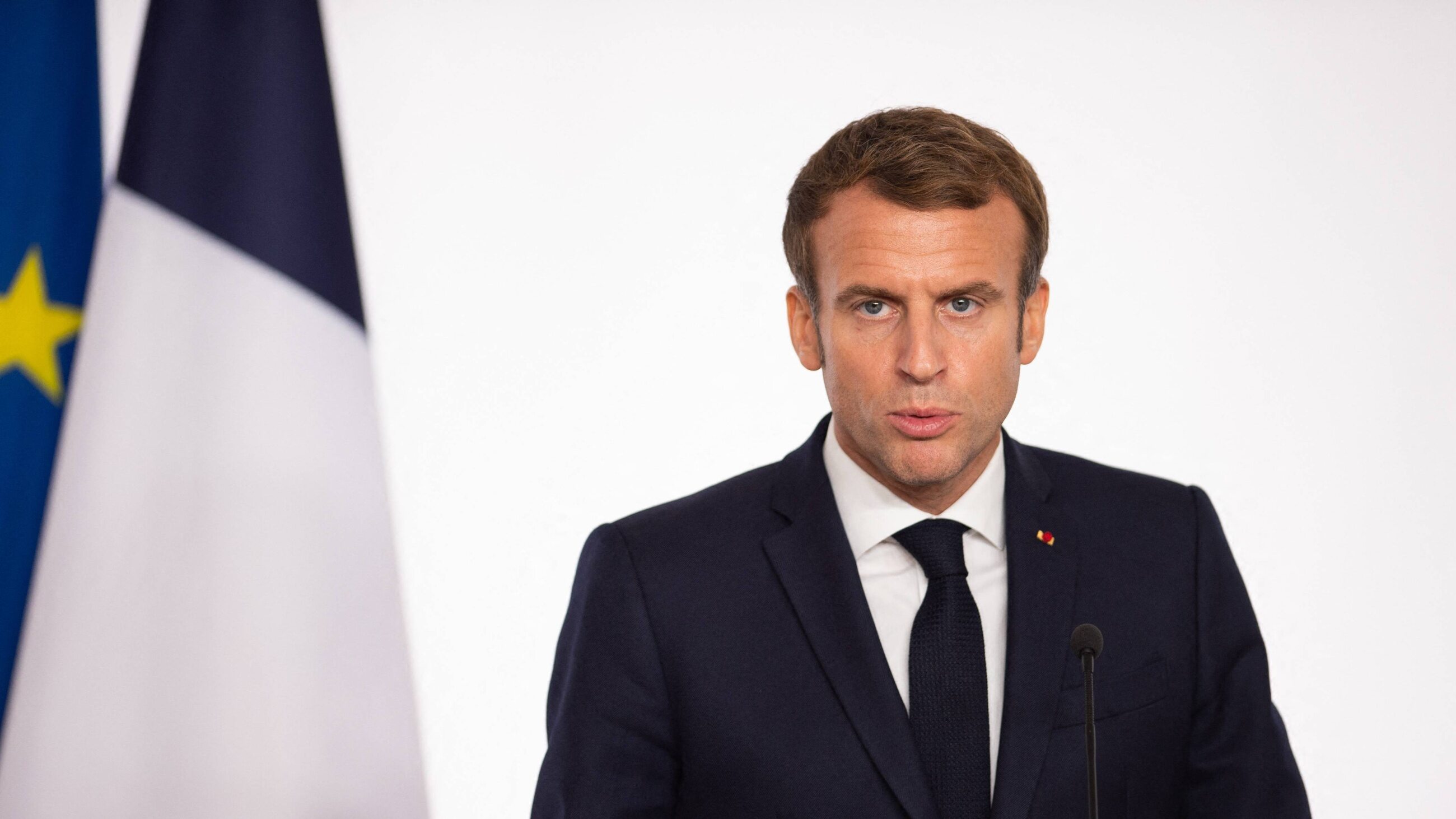 La France.  Le président a discrètement changé la couleur du drapeau national – Wprost