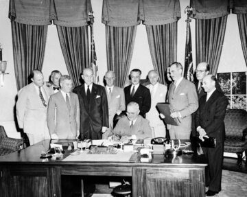 Prezydent Harry Truman podpisuje w Białym Domu dokument powołujący do życia NATO, 24 sierpnia 1949 r.