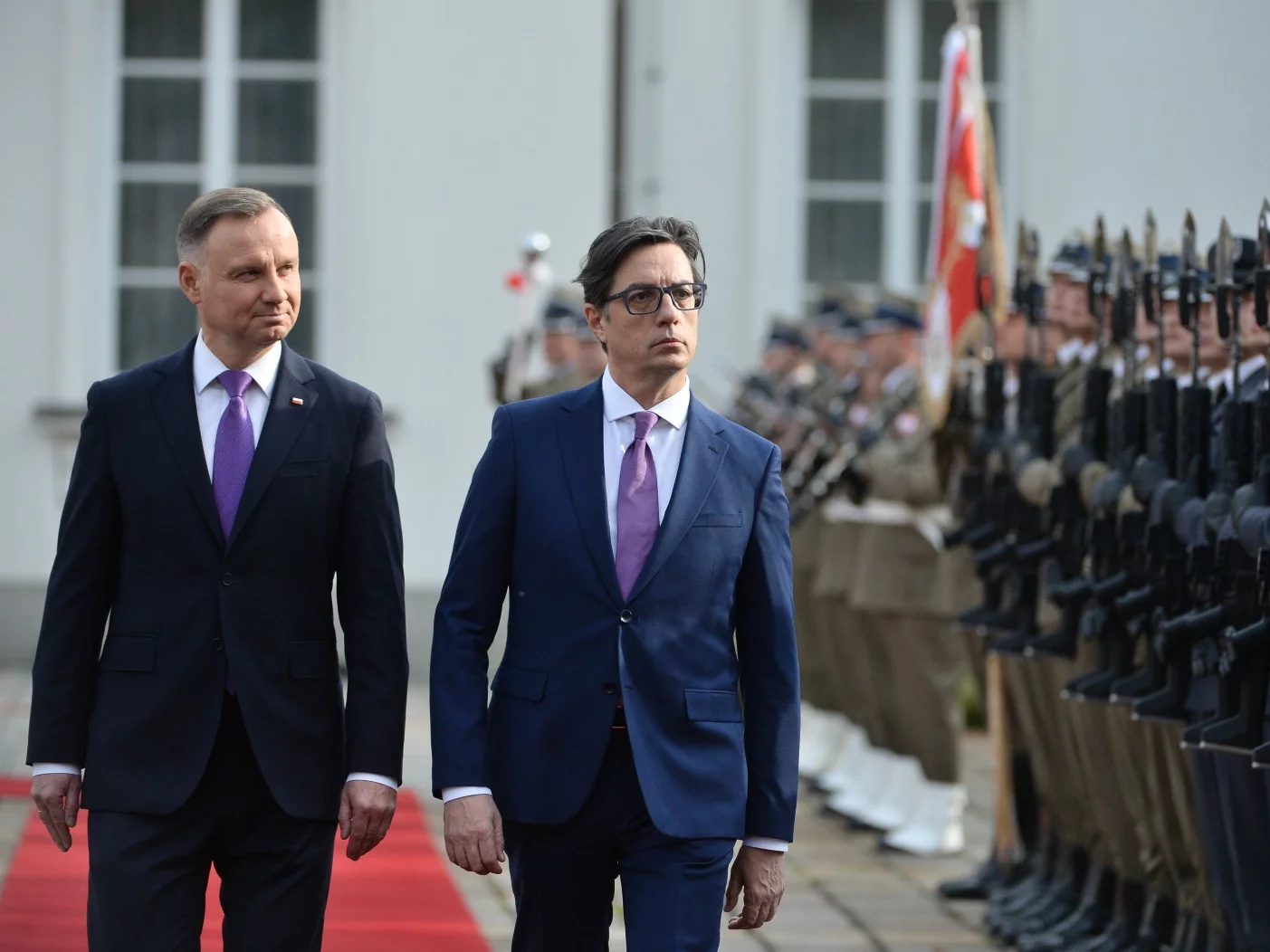 Prezydent Andrzej Duda i prezydent Republiki Macedonii Północnej Stewo Pendarowski podczas uroczystego powitania na dziedzińcu Belwederu