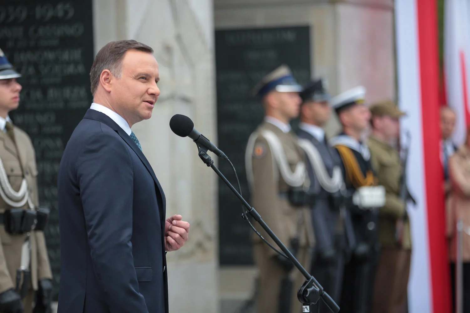 Prezydent Andrzej Duda podczas uroczystości przed Grobem Nieznanego Żołnierza